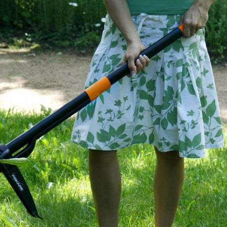 Wyrywacz do chwastów Fiskars to innowacyjne narzędzie przeznaczone do usuwania chwastów z trawnika bez używania chemikaliów i schylania się