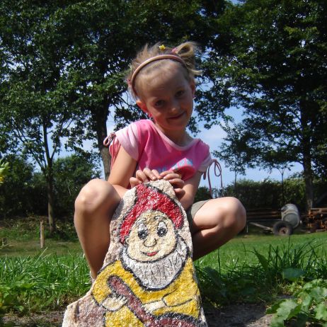 Krasnoludek z gitarą  - namalowany farbą akrylową  na łupanym kamieniu.