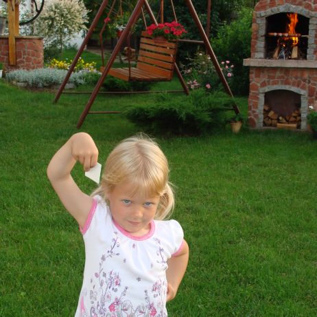 Taka jest silna moja córeczka po pracach w ogrodzie,gdzie chętnie pomaga mamie a kiełbaska z grilla własnoręcznie budowanego będzie najwiekszą nagrodą;)