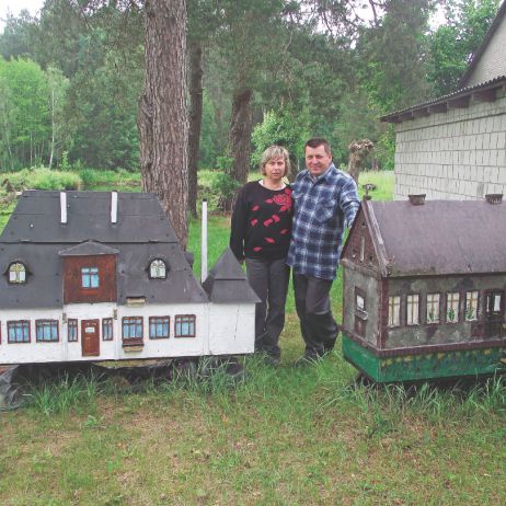 Chlubą pasieki Małgorzaty i Franciszka Woźniaków jest dwór z Siedmiorogowa i miniatura rodzinnego domu z Domanic.