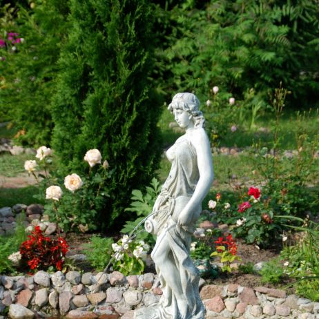 Dama z wodą i róże angielskie 