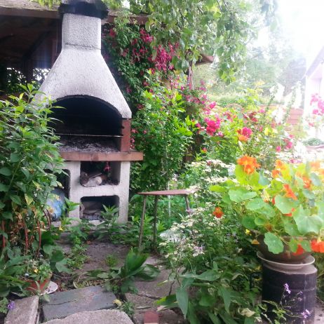 grill wśród kwiatów 