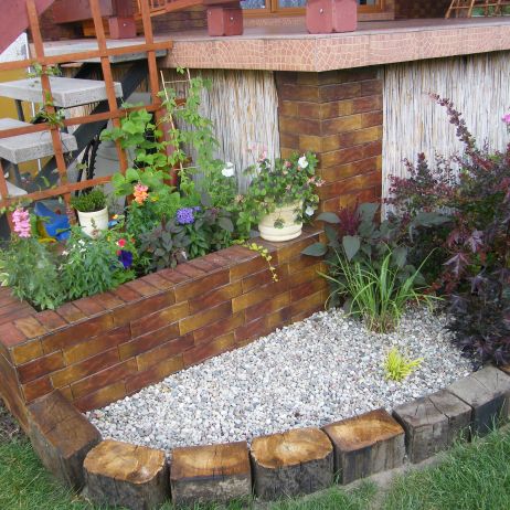 donica przy tarasie z 2 powojnikami i przróżnymi kwiatami