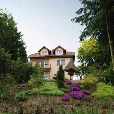 Rabata kwiatowa głowniez Lili, tulipanów,mieczyków i goździków.