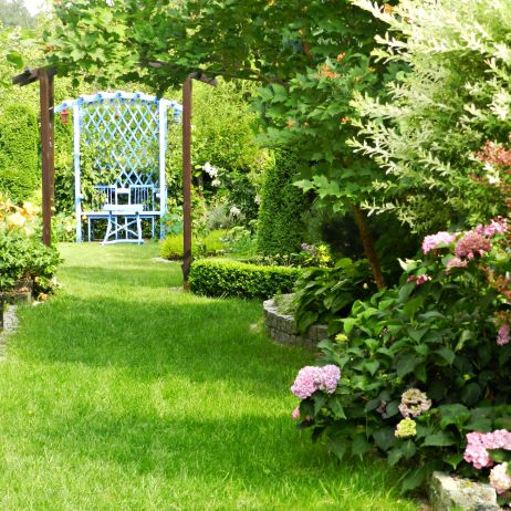 Pergola spełniająca funkcję drzwi do ogrodu.