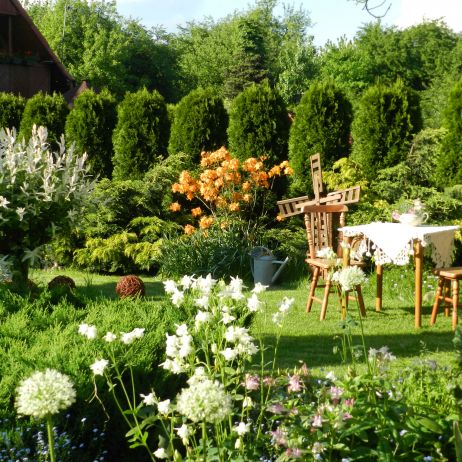 W ogródku,stolik dla gości zawsze jest przygotowany.Takich miejsc jest kilka w zależności ile osób nas odwiedza :)