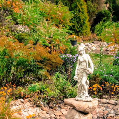 Dama na jesiennym tle