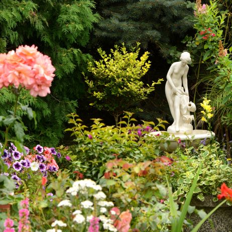 Chociaż pozornie panuje tu chaos, to jednak klimat takiego miejsca jest niepowtarzalny, a każdy ogród w stylu romantycznym oddaje naturę jego założyciela i opiekuna (zdj. Fotolia.com).