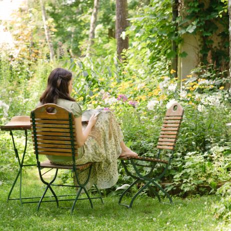 Przy sprzyjającej pogodzie ogród jest dopełnieniem domu. To tu, jak w zielonym salonie, możemy poczytać ciekawą książkę, zjeść posiłek lub porozmawiać z przyjaciółmi. Dlatego warto dbać o estetykę i niepowtarzalny klimat tych zakątków (zdj. Fotolia.com).