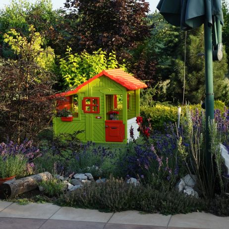 Bliskie usytuowanie lawend przy tarasie uprzyjemnia wieczorne biesiadowanie. W oddali domek córeczki.