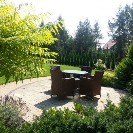 Patio z kamiennych płyt oraz sumak 'tiger eyes' sprawiają, że miejsce jest bardzo klimatyczne. 
