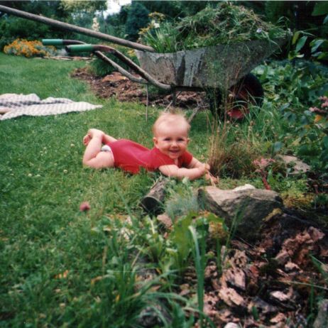 miłość do ogrodu wpajana od najmłodszych lat, 6 miesięczna córcia pomaga w plewieniu