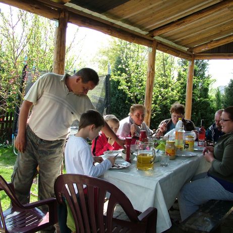 Wspólny posiłek w cieniu letniej altany