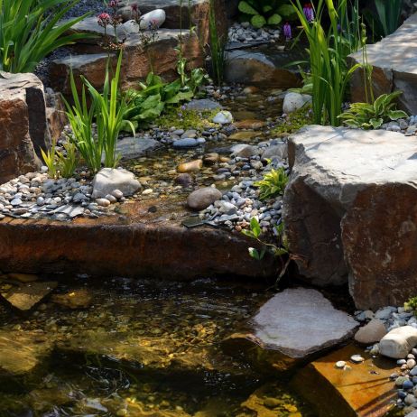 Kamień to najbardziej przydatny materiał w osiągnięciu geometrii w otoczeniu ogrodu wodnego (zdj.: Fotolia.com)