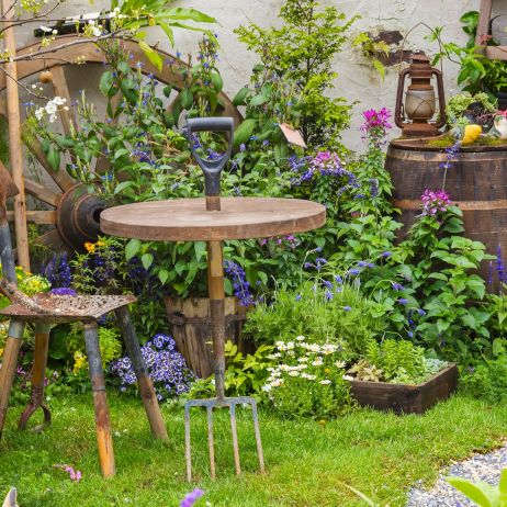 Drewno w ogrodzie może występować pod wieloma postaciami i tylko od kreatywności ogrodnika zależy do czego wykorzystamy np. stary trzonek od łopaty.  (zdj.: Fotolia.com)
