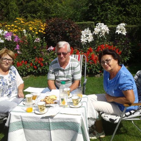 Czas wolny spędzamy otoczeni zielenią i kwiatami z najbliższymi pijąc kawę i kosztując ciasto.
