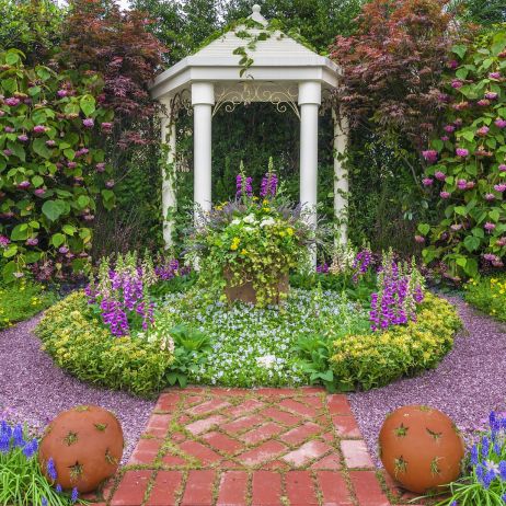Ponadczasowa w kontekście projektowania ogrodów wydaje się być symetria - stwarzająca wrażenie porządku i spokoju. (zdj.: Adobe Stock)