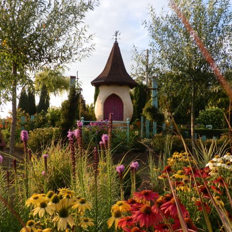 Wieżyczka ogrodowa od strony wyspy z nasadzeniami preriowymi.