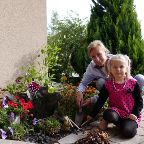 Moja córka uwielbia pomagać w pracach ogrodniczych, tutaj sadzimy cebulki kwiatów wiosennych :)