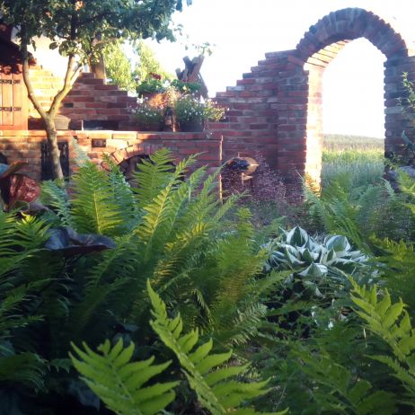 Ceglana kuchnia ogrodowa.