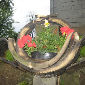 Zużyta opona. Parę cięc boschem , puszka farby w sprayu i przepiękna donica kosz na kwiaty.