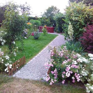 Wejście na dziłkę wykonane z grysu kamiennego