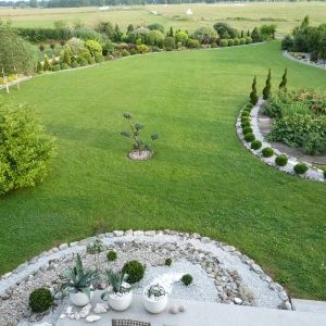 Jeśli widok za ogrodzeniem jest piękny, warto wkomponować się w otoczenie. Nasz ogród wraz z zapożyczonym krajobrazem.