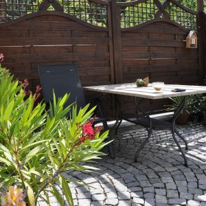 Nasz ogród - miejsce relaksu i odpoczynku, stworzony przez nas i dla nas i dzieci, a głównie też dla owadów i ptaków. Nasadzenia z kwiatów przyciągają dużo owadów i motyli, życie toczy się pełnią lata :)