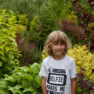 Nasz 5 letni synek Marcel w Naszym ogrodzie w towarzystwie tawułki, funkii, zawilca japońskiego, śliwy, pęcherznicy, berberysa i innych cudnych roślinek.