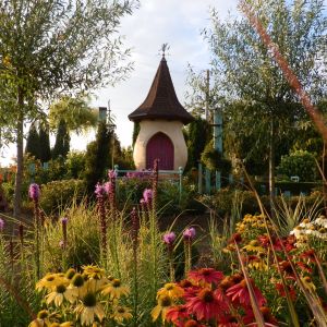 Wieżyczka ogrodowa od strony wyspy z nasadzeniami preriowymi.