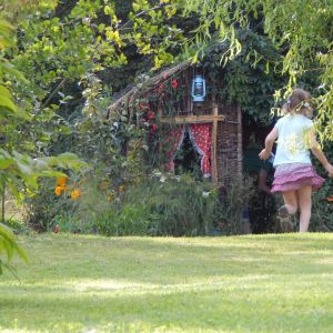 Wspólnie zbudowany z dziećmi domek