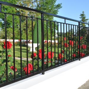 Wzów ogrodzenia z żelaznych prętów może być powtórzony w balustradzie