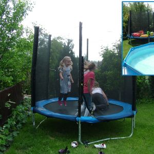 Na trampolinie razem z dziećmi kuzynki i kuzyna, po skakaniu mogą skorzystać z kąpieli, gdyż zaraz obok stoi basen