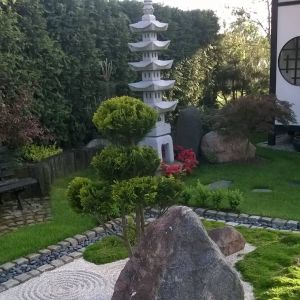 Krajobraz w miniaturze ZEN. W tle pagoda.