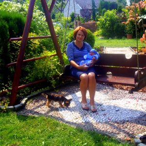 Wnusio pierwszy raz w ogrodzie u babci :) 