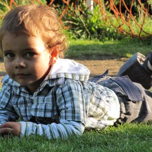 2-letni siostrzeniec Jacuś podczas swoich pierwszych wakacji turlający się na trawce