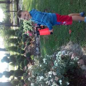 To mój starszy syn, zawsze pomaga mi przy pracach w ogrodzie :)