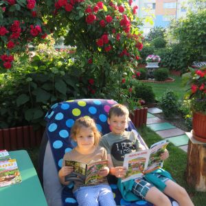 Kącik wypoczynkowy – jest to miejsce, wypoczynku i relaksu w malowniczym 
otoczeniu. Wnuki bardzo lubią tu przebywać,  ponieważ uwielbiają czytać.
