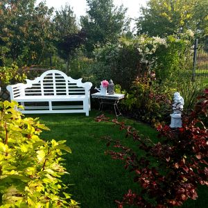 Biała ławka, to mocny akcent kolorystyczny, ale także pięknie rozjaśnia każde miejsce w ogrodzie. A w angielskim ogrodzie, nie mogło braknąć właśnie tego modelu ławki.