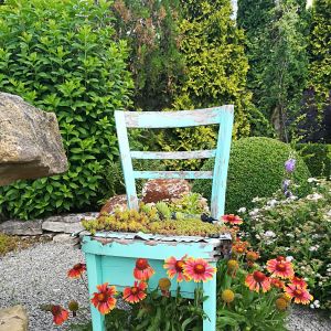 Ozdobne krzesło z roślinami.