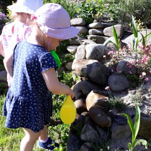 Wnusie bliżniaczki pomagają w ogrodzie 