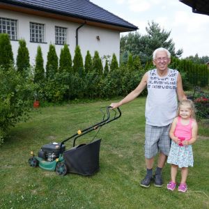 Klaudia uwielbia towarzyszyć dziadkowi przy koszeniu trawy