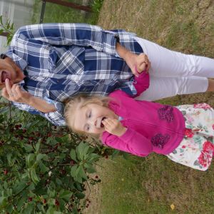 Klaudia z babcią uwielbiają wiśnie