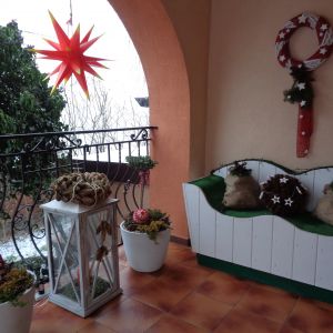 Wejście świąteczne do domu wita gości.