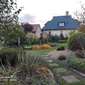 jesień - dom od strony ogrodu