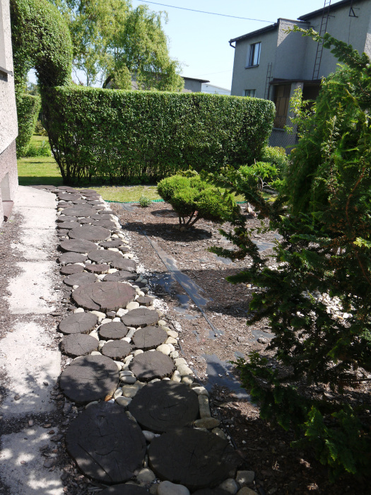 Ogród japoński przed wysypaniem kamieni ozdobnych.