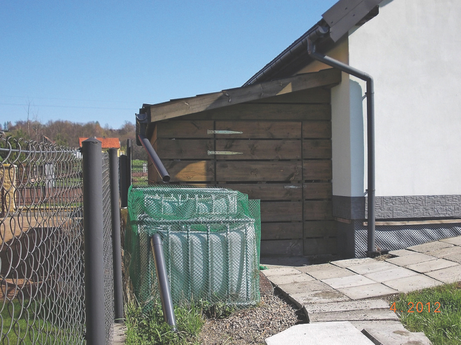 Koszt całkowity zakupu nowych rzeczy to ok. 1300 zł. Były to m.in. brakujące deski, rynny, beton, impregnat oraz liczne śruby i wkręty.