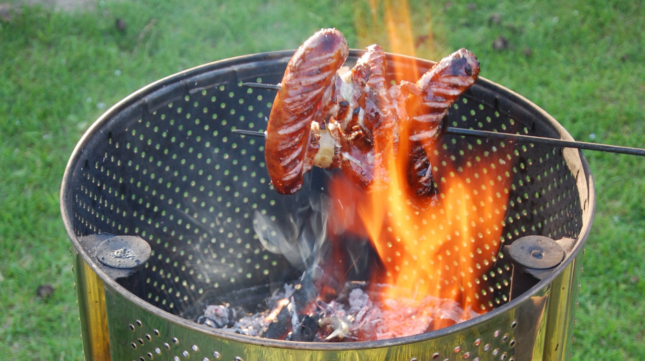 Kiełbaski w bębnie-grillu można piec na ruszcie lub na patyku. - Grill