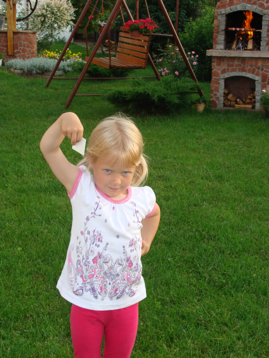 Taka jest silna moja córeczka po pracach w ogrodzie,gdzie chętnie pomaga mamie a kiełbaska z grilla własnoręcznie budowanego będzie najwiekszą nagrodą;)