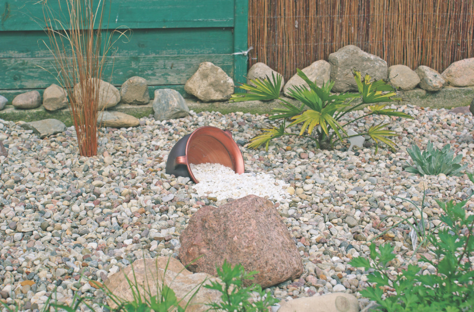 Różnokolorowy żwir i zróżnicowane wielkością kamienie to podstawowy budulec skalniaka.
